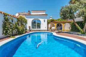 148-Beautiful villa with pool and garden with mooring